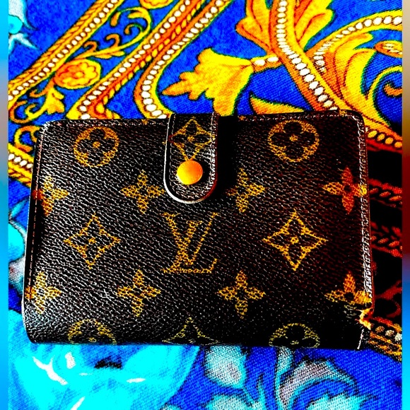 - Louis Vuitton Monogram Kiss lock Wallet ( bills & coin wallet in one ) 😍GUC